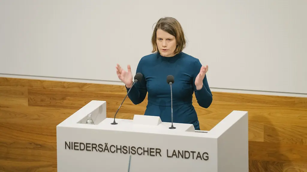 Julia-Willie-Hamburg-Buendnis-90-Die-Gruenen-spricht-im-niedersaechsischen-Landtag