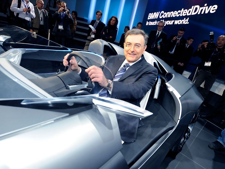 Am Steuer der Studie "ConnectedDrive Vision": BMW-Chef Norbert Reithofer auf dem Autosalon in Genf.