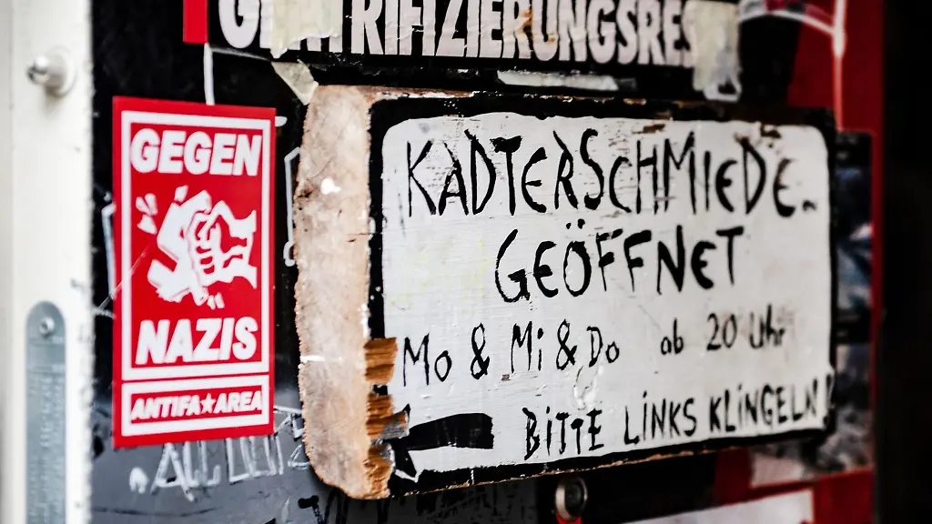 Das-Schild-Kadterschmiede-geoeffnet-haengt-am-Eingang-des-Hauses-94-an-der-Rigaer-Strasse