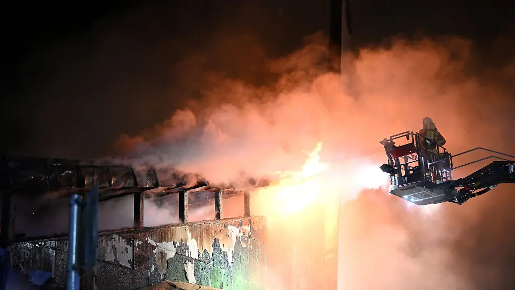 Die-Feuerwehr-loescht-den-Brand-der-in-der-Friedenskirche-in-der-Innenstadt-ausgebrochen-ist