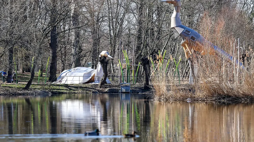 Klettergerueste-in-Form-von-Kranichen-sind-eines-der-Markenzeichen-der-Landesgartenschau