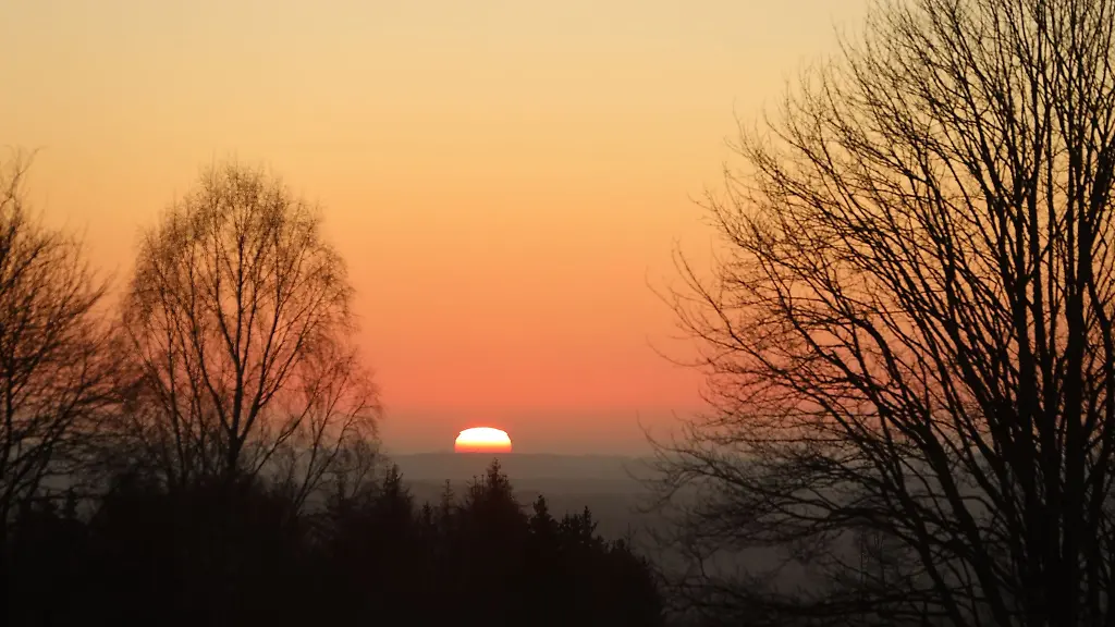 Die-Sonne-steigt-zur-Morgendaemmerung-am-Horizont-der-Harzberge-auf