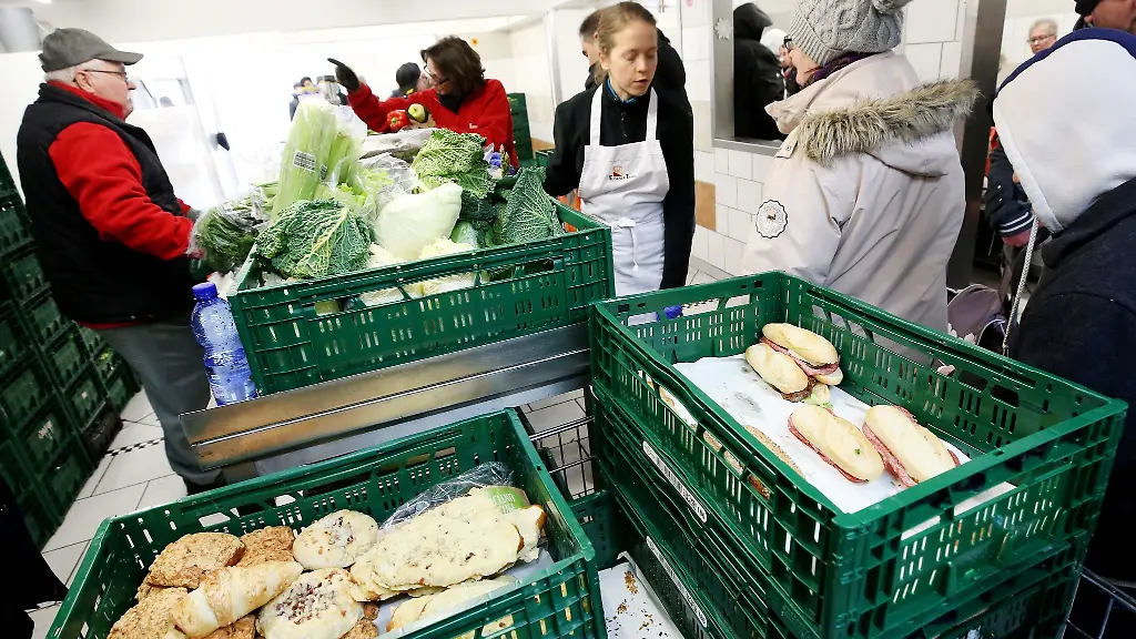 Mitarbeiter-der-Essener-Tafel-verteilen-Lebensmittel-an-die-Kunden