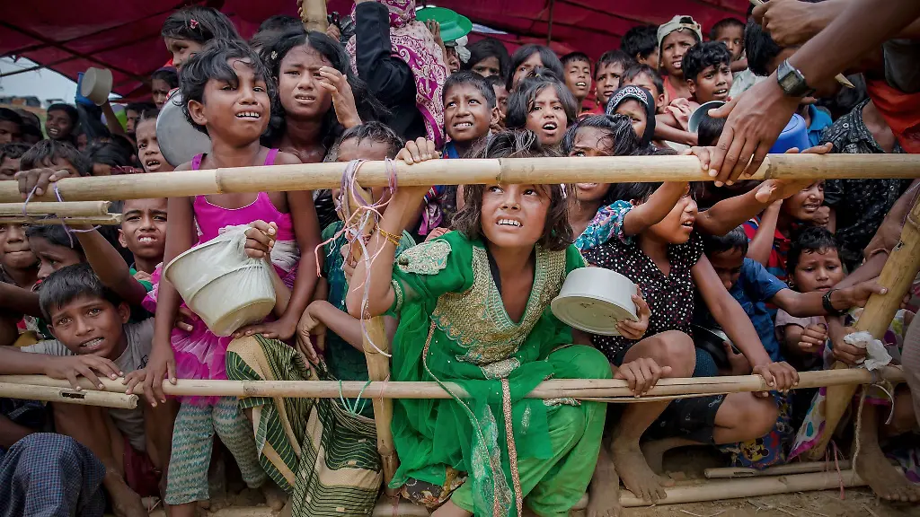 Aus-Myanmar-vertriebene-Kinder-der-Rohingya-warten-in-einem-Fluechtlingslager-in-Bangladesch-auf-Nahrungsmittel