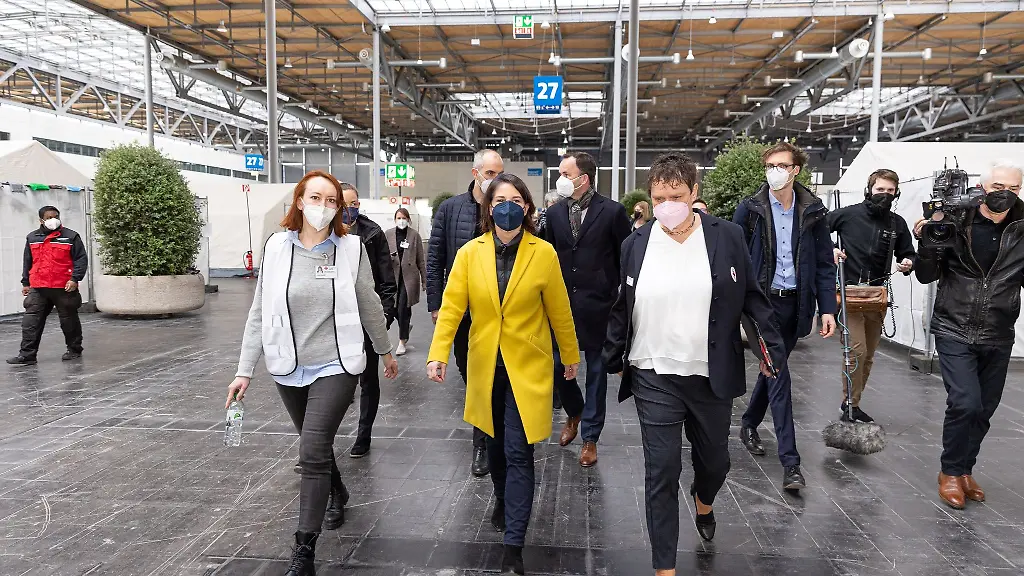 Annalena-Baerbock-M-Aussenministerin-bei-ihrem-Besuch-einer-Unterkunft-fuer-Gefluechtete