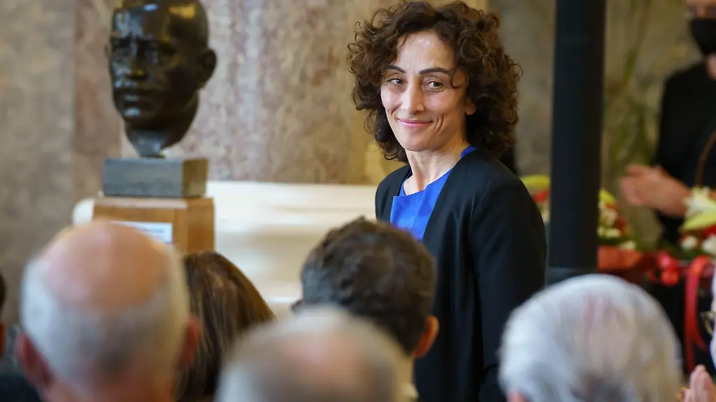 Die-leitende-Krankenschwester-Zeynep-Kallmayer-nimmt-den-Applaus-entgegen