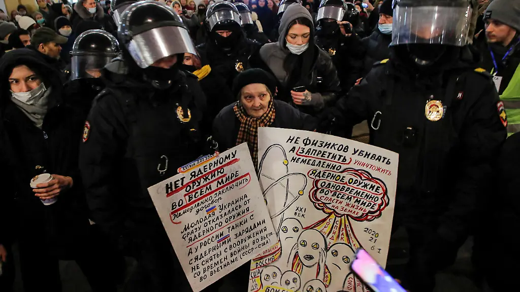 Die-Polizei-verhaftete-die-77-jaehrige-Yelena-Osipova-waehrend-eines-Anti-Krieg-Potests-in-Sankt-Petersburg