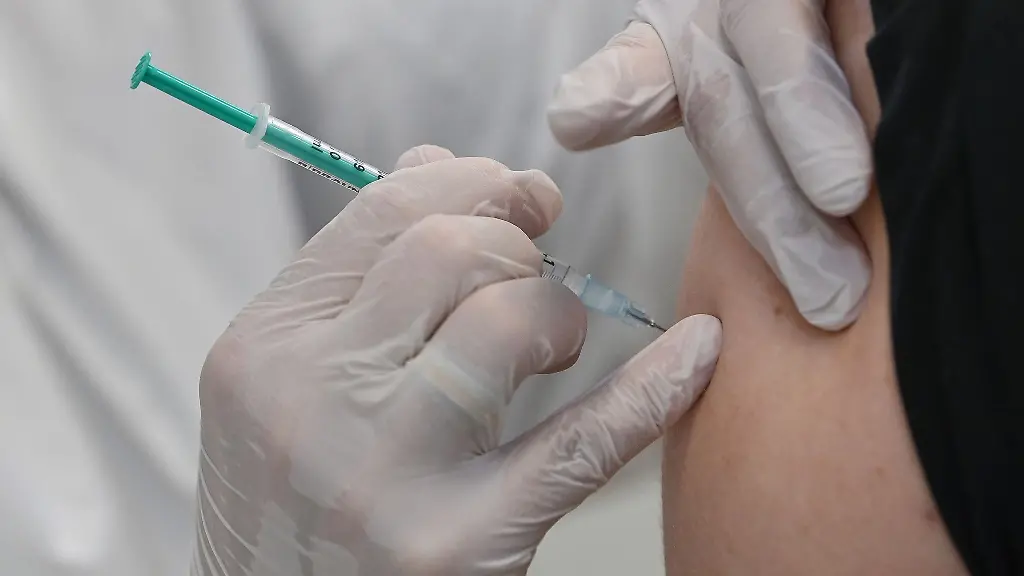 Ein-Mitarbeiter-eines-Impfzentrums-impft-einen-Mann-gegen-Corona