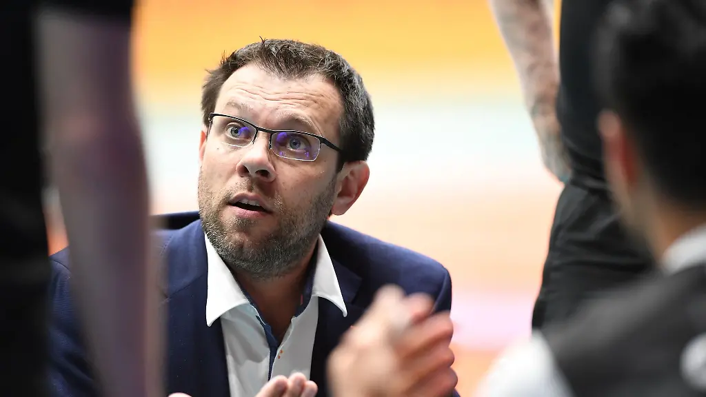 Cedric-Enard-Trainer-von-den-Berlin-Volleys-spricht-mit-seinen-Spielern