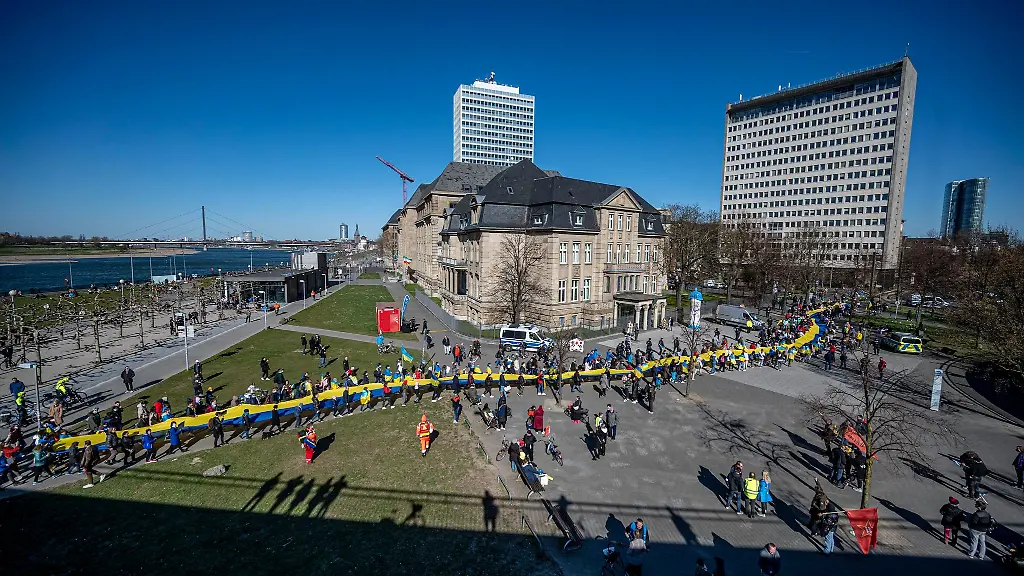 Bei-der-Demonstration-haben-die-Menschen-eine-lange-ukrainische-Landesfahne-gespannt
