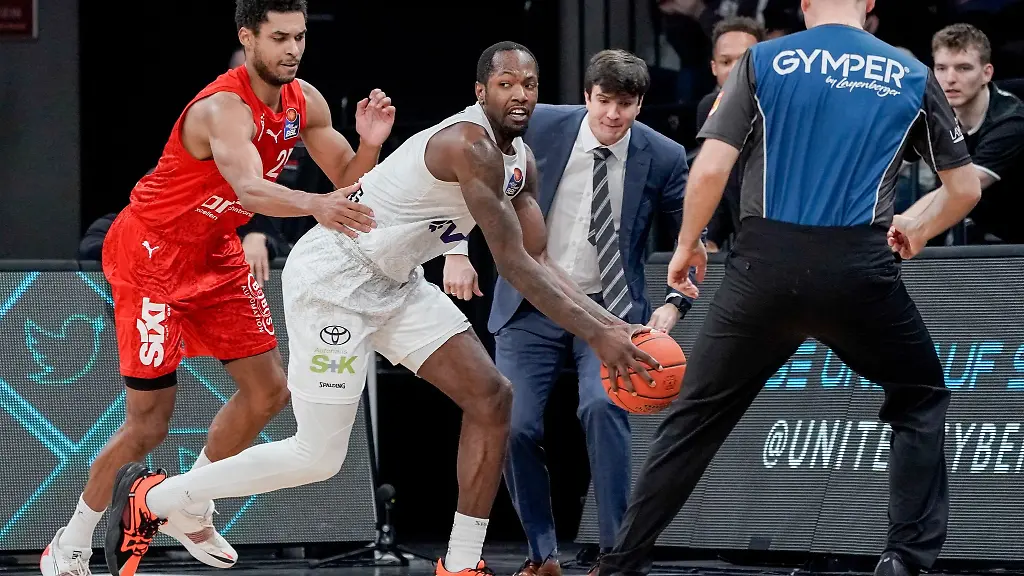 Bambergs-Guard-Kenneth-Ogbe-l-und-Hamburgs-Forward-Zach-Brown-kaempfen-um-den-Ball