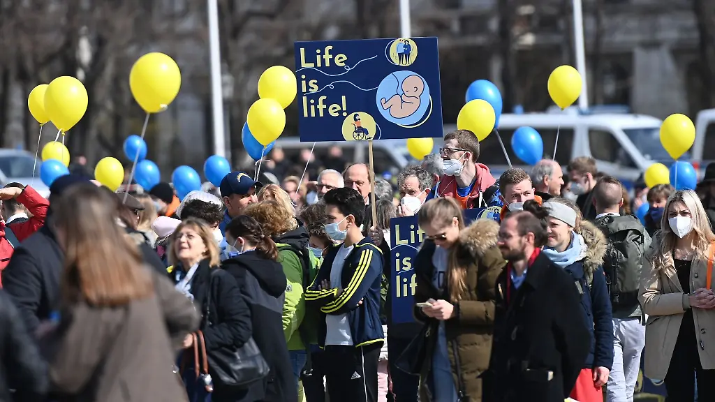 Demonstranten-halten-Plakate-bei-einer-Demo-unter-dem-Motto-Marsch-fuers-Leben-hoch