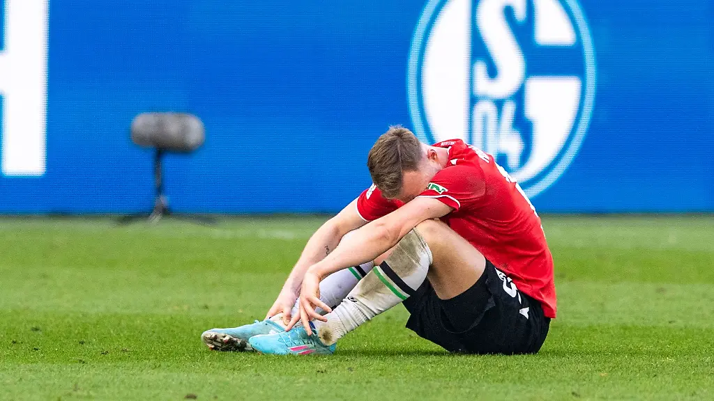 Hannovers-Mark-Diemers-sitzt-enttaeuscht-auf-dem-Rasen