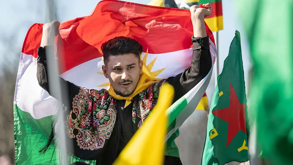 Ein-Mann-tanzt-auf-dem-kurdischen-Newroz-Fest-in-Frankfurt