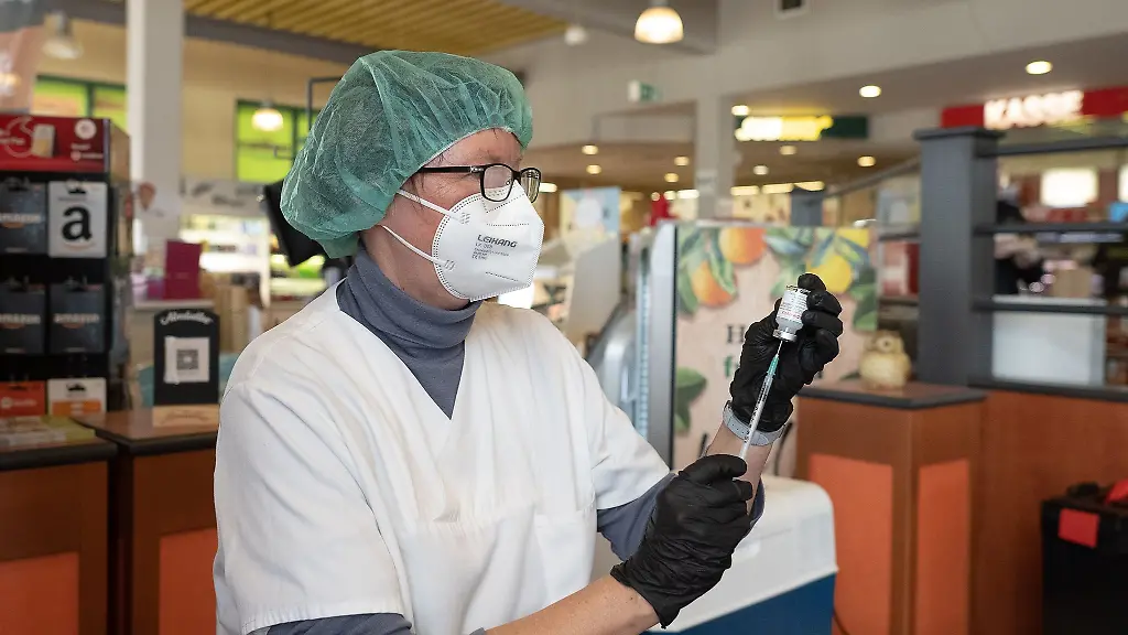 Anja-Beuchlen-Mitarbeiterin-der-Johanniter-Unfall-Hilfe-e-V-zieht-den-Impfstoff-Spikevax-auf