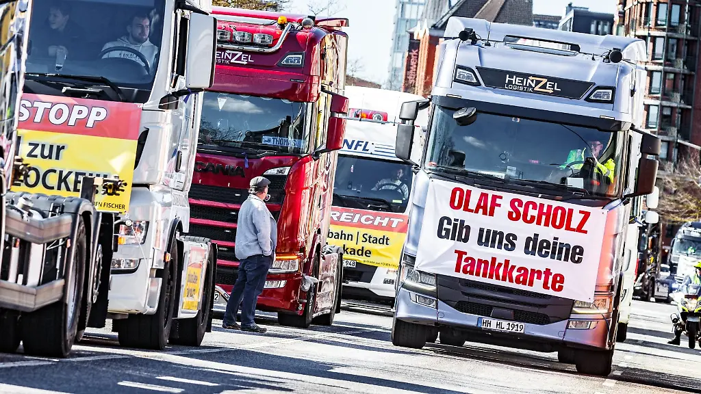 Ein-Transparent-mit-der-Aufschrift-Olaf-Scholz-gib-uns-deine-Tankkarte-haengt-an-einer-Zugmaschine