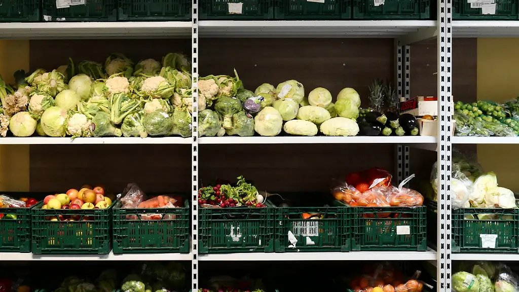 Lebensmittelspenden-an-die-Tafel-Weissenfels-liegen-in-einem-Regal