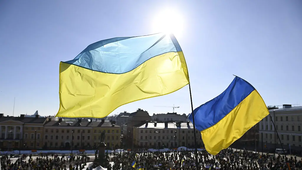 Demonstranten-sind-auf-dem-Senatsplatz-versammelt-um-fuer-Frieden-in-der-Ukraine-zu-demonstrieren