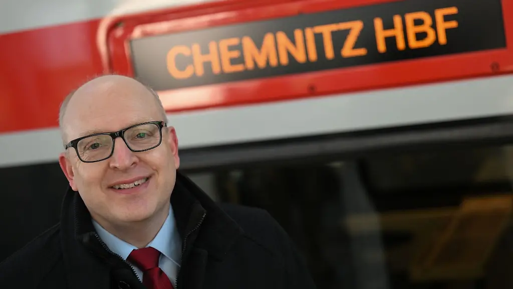 Sven-Schulze-Oberbuergermeister-von-Chemnitz-steht-auf-dem-Hauptbahnhof-in-Chemnitz
