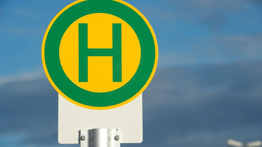 Ein-Schild-weist-auf-eine-Bushaltestelle-hin
