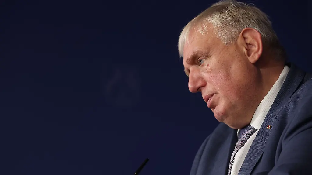 Karl-Josef-Laumann-Gesundheitsminister-von-Nordrhein-Westfalen-spricht-bei-einer-Pressekonferenz