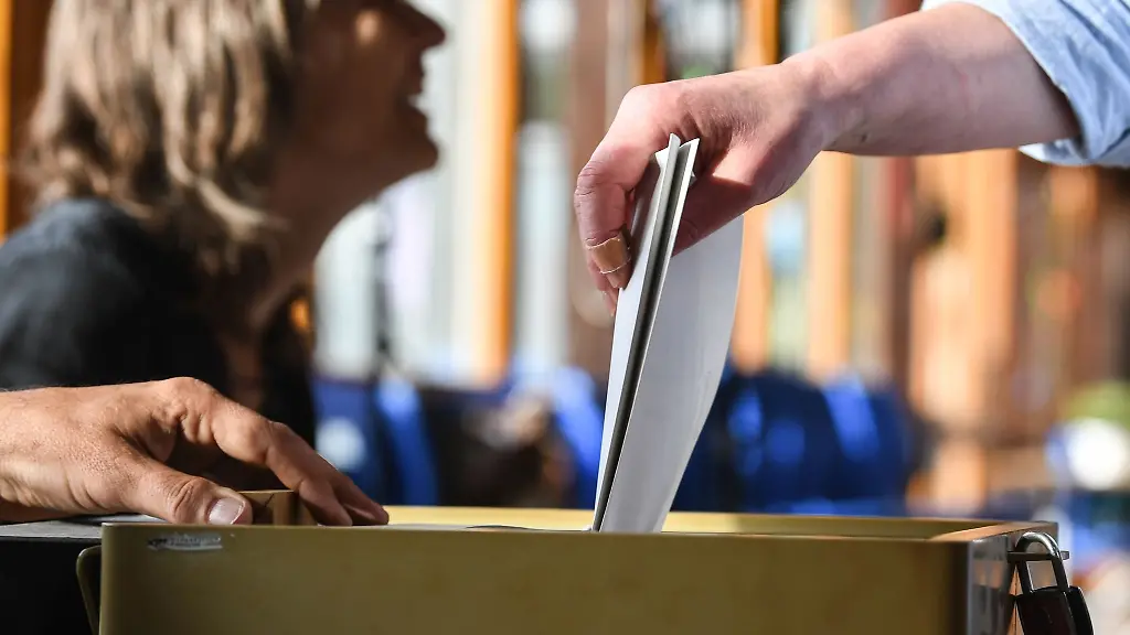 Ein-Mann-gibt-seine-Stimme-fuer-die-Landtagswahl-in-Nordrhein-Westfalen-ab