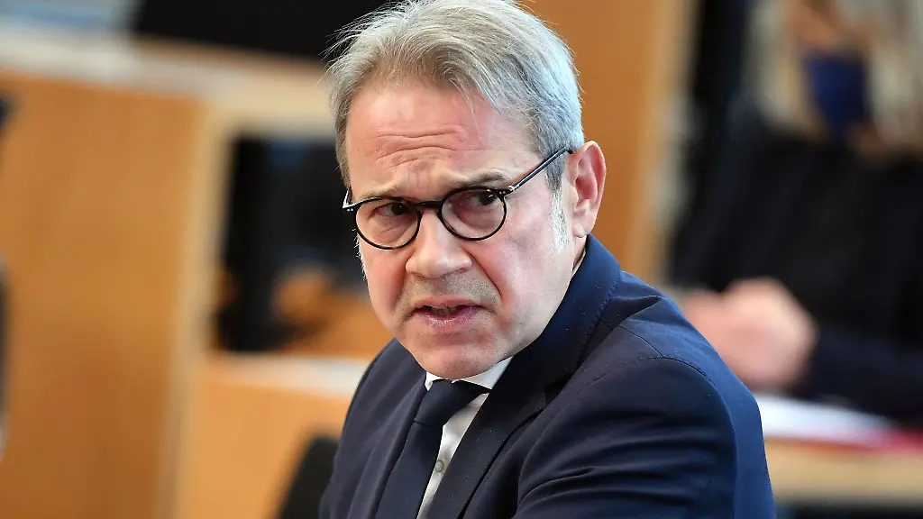 Georg-Maier-SPD-Innenminister-von-Thueringen-spricht-im-Plenarsaal