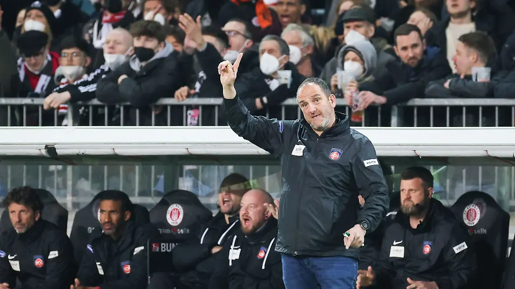 1-FC-Heidenheim-im-Millerntor-Stadion-Heidenheims-Trainer-Frank-Schmidt-gestikuliert-am-Spielfeldrand