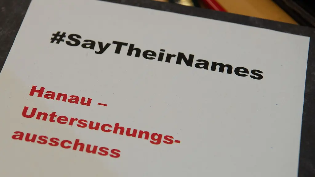 Eine-Akte-mit-der-Aufschrift-Hanau-Untersuchungsausschuss-liegt-im-Plenum-des-Landtags