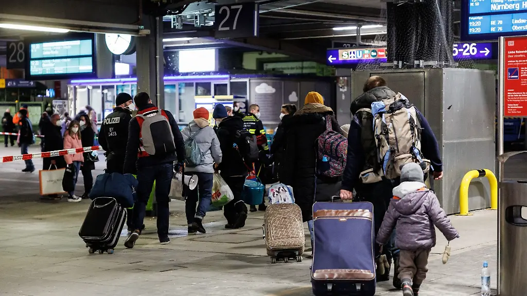 Zahlreiche-Fluechtlinge-aus-der-Ukraine-gehen-nach-ihrer-Ankunft-aus-der-Ukraine-zur-Registrierung-am-Muenchner-Hauptbahnhof