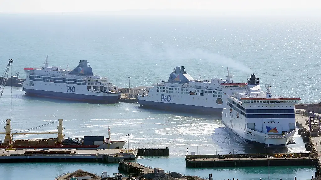 Die-drei-P-O-Faehren-Spirit-of-Britain-Pride-of-Canterbury-und-Pride-of-Kent-werden-im-Kreuzfahrtterminal-des-Hafens-von-Dover-in-Kent-festgemacht