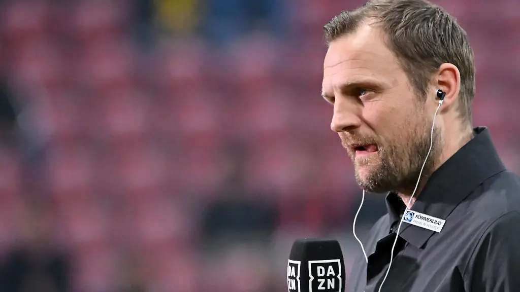 Der-Mainzer-Trainer-Bo-Svensson-vor-dem-Spiel-beim-Interview