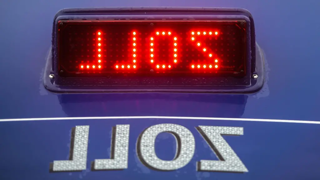 Der-Hinweis-Zoll-erscheint-spiegelverkehrt-auf-dem-Einsatzfahrzeug