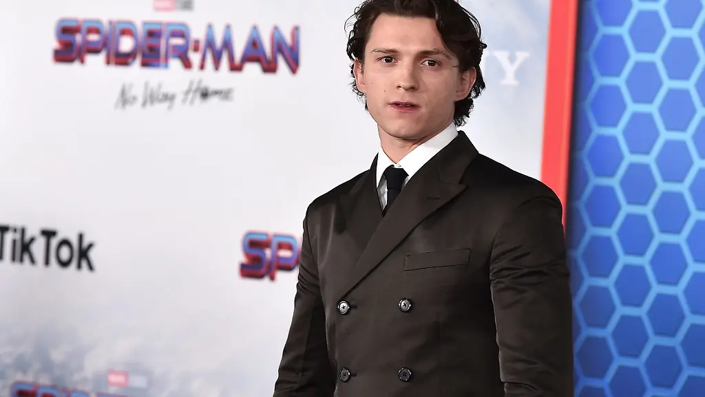 Tom-Holland-stand-fuer-Spider-Man-No-Way-Home-vor-der-Kamera
