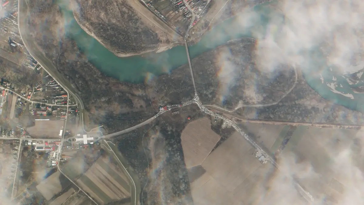 Vilok-Tiszabecs-Border-Crossing-Ukraine-Hungary-20220301-110255-ssc18-geo-flattened-crop-1-full