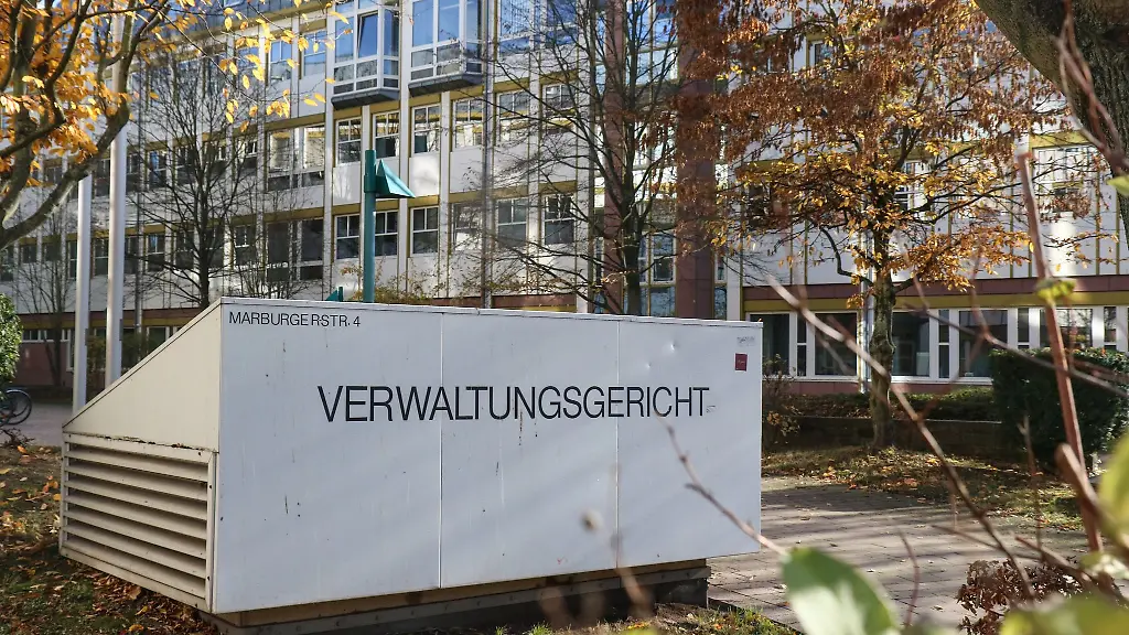 Der-Schriftzug-Verwaltungsgericht-ist-vor-dem-Gebaeude-zu-lesen