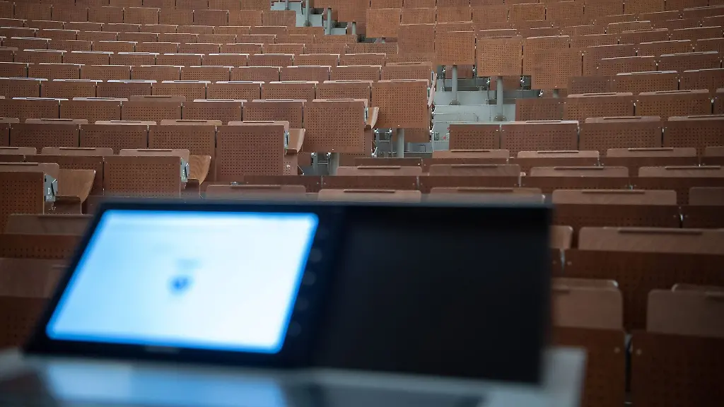 Ein-leerer-Hoersaal-an-einer-Universitaet