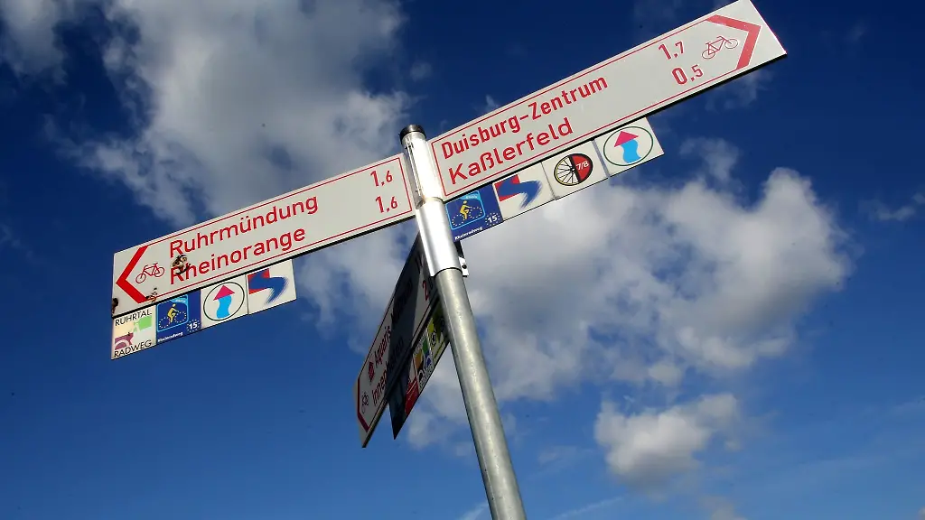 Verkehrsschilder-fuer-Radfahrer-informieren-auf-dem-Ruhrtalradweg-in-Duisburg