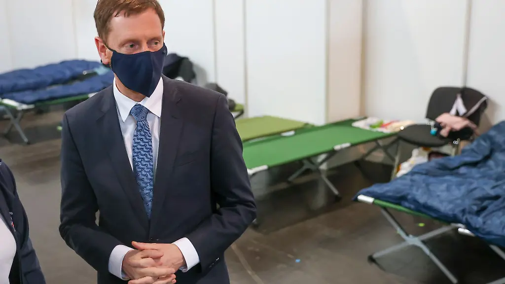 Michael-Kretschmer-CDU-Ministerpraesident-von-Sachsen-besucht-eine-Erstaufnahmeeinrichtung-auf-der-Leipziger-Messe