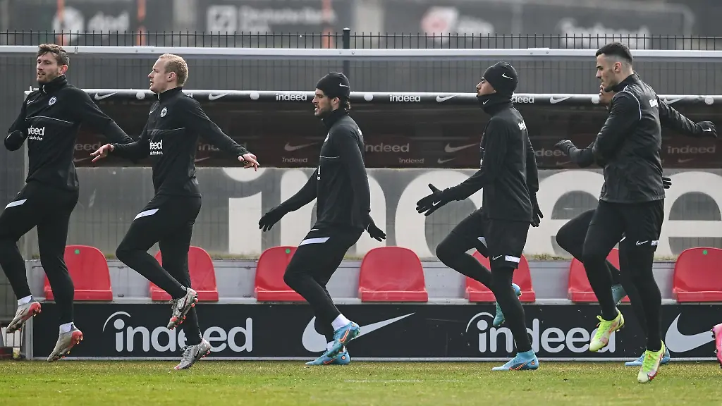 Abschlusstraining-von-Fussball-Bundesligist-Eintracht-Frankfurt-vor-dem-Europa-League-Rueckspiel