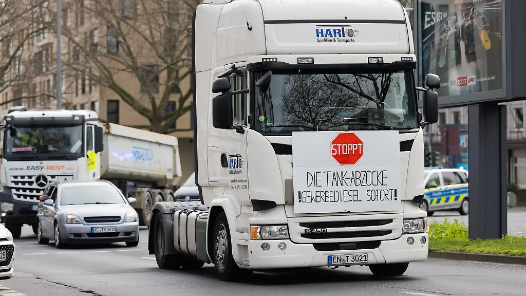 LKW-Fahrer-fahren-bei-einer-Demo-gegen-die-aktuellen-Kraftstoffpreise-durch-die-Koelner-Innenstadt