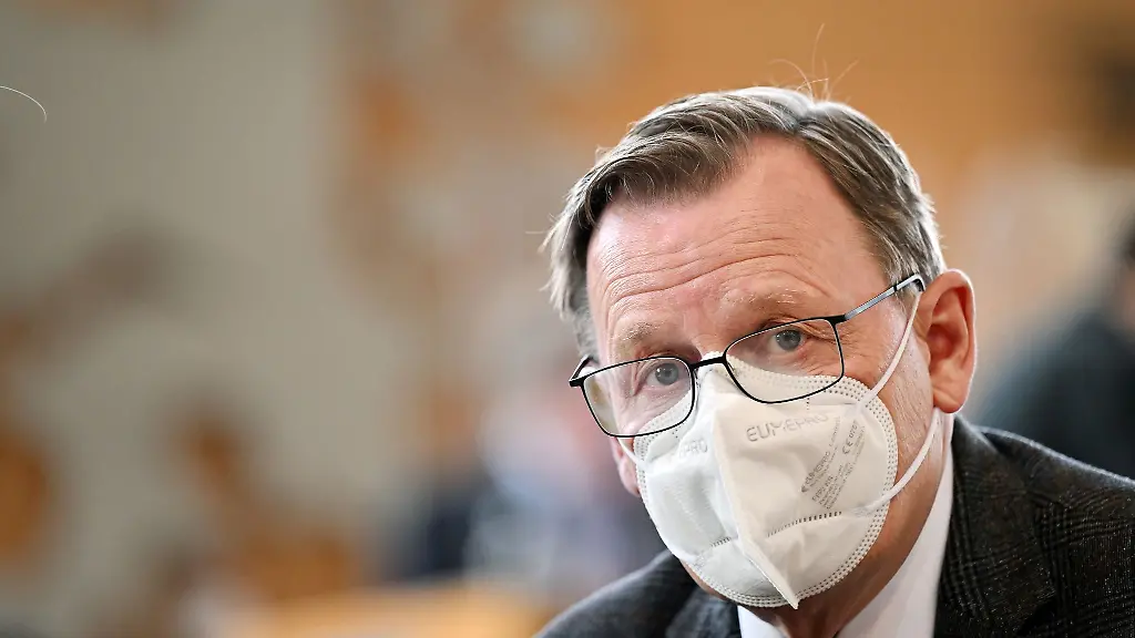 Bodo-Ramelow-Die-Linke-Ministerpraesident-von-Thueringen-sitzt-zu-Beginn-der-Landtagssitzung-auf-seinem-Platz