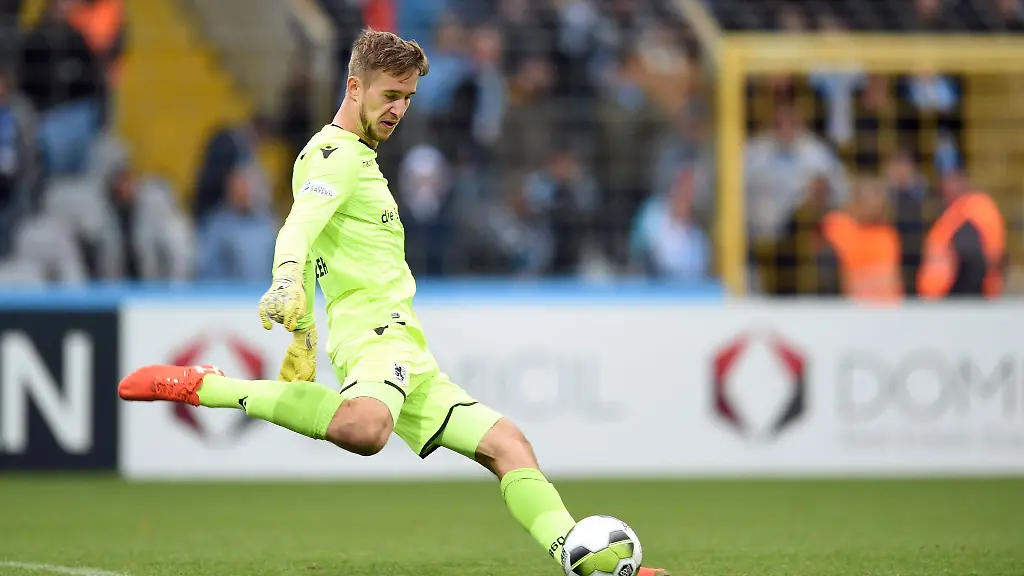 Torwart-Marco-Hiller-vom-TSV-1860-schlaegt-den-Ball-ab