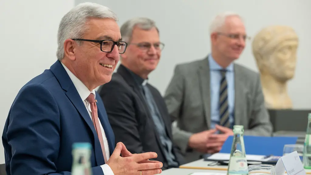 Der-rheinland-pfaelzische-Innenminister-Roger-Lewentz-SPD-l-r-stellt-Roemer-Landesausstellung-vor
