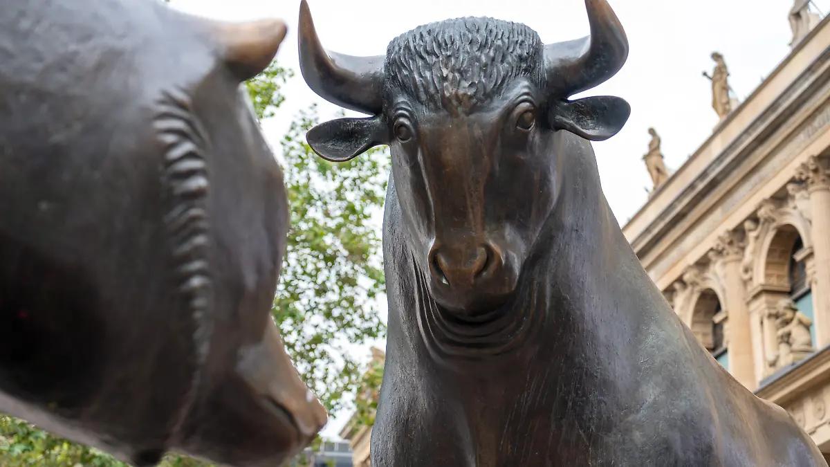 Symboldarstellung von Rüstungstechnologie und Finanzen