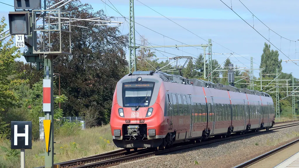 Ein-Regional-Express-faehrt-auf-der-Strecke-Berlin-Goerlitz-in-den-Bahnhof-ein