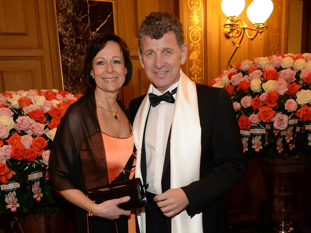 Der Tag: Zwei Jahre nach Trennung: Semino Rossi verkündet Liebes-Comeback mit Ehefrau - ntv.de