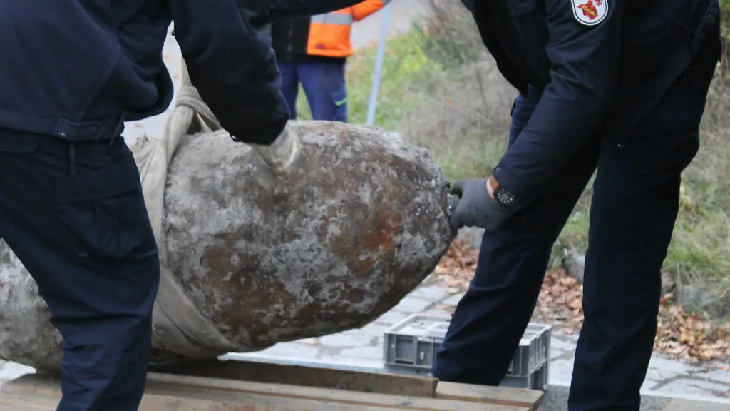 Eine-entschaerfte-Weltkriegsbombe-wird-in-Oranienburg-verladen