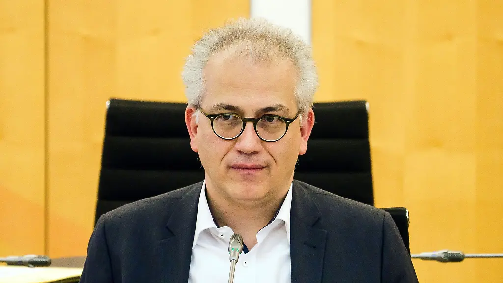 Tarek-Al-Wazir-Buendnis90-Die-Gruenen-Wirtschaftsminister-von-Hessen-sitzt-im-Landtag