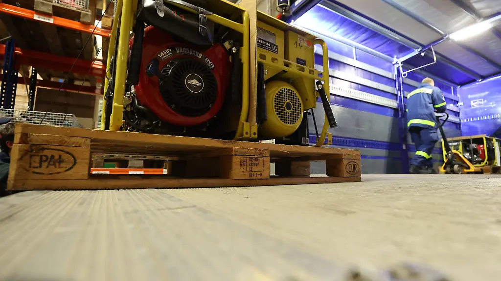 Mitarbeiter-des-Technischen-Hilfswerkes-THW-verladen-Hilfsgueter-fuer-die-Ukraine